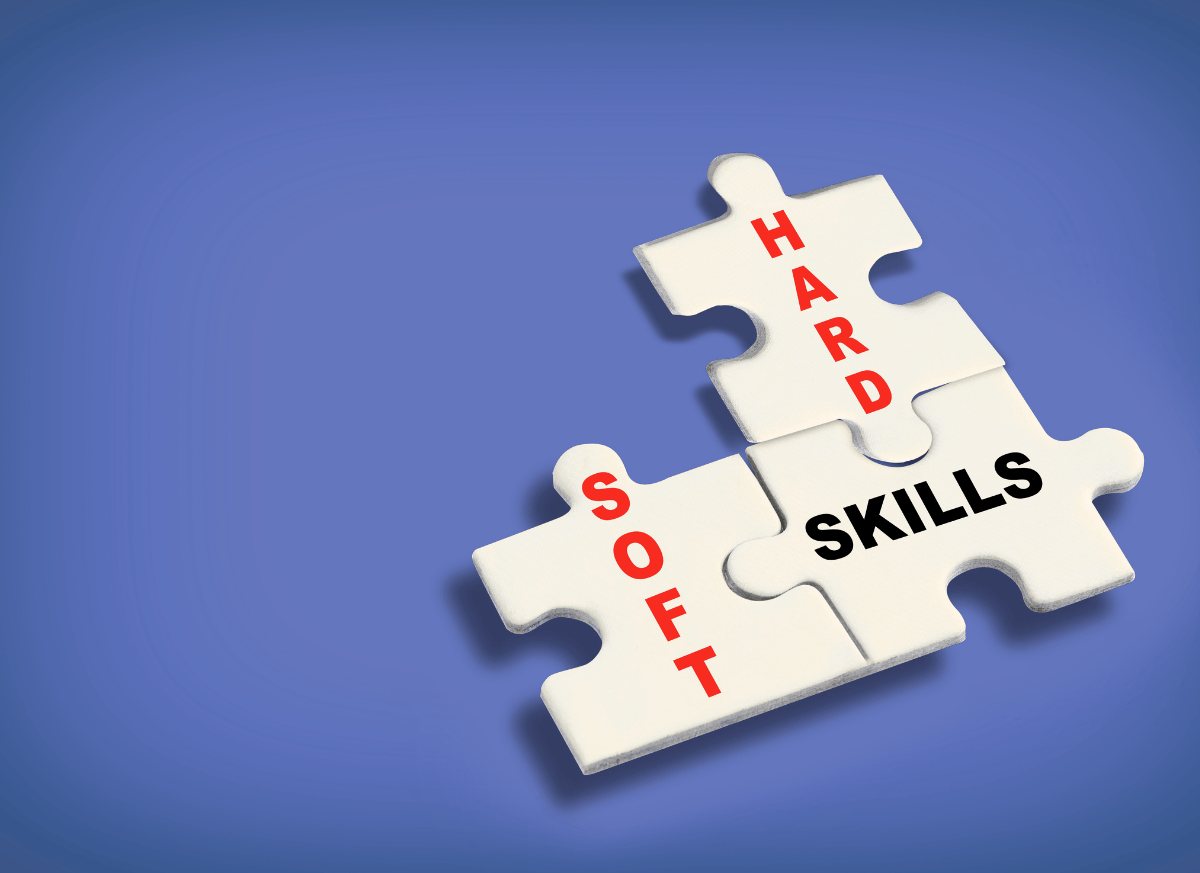 Image représentant des pièces de puzzle assemblées avec les mots ‘soft skills’ et ‘hard skills’, symbolisant la complémentarité entre compétences comportementales et techniques dans le monde professionnel.
